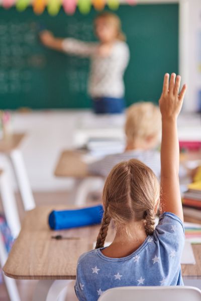 ragazza-che-conosce-la-migliore-risposta-per-la-domanda