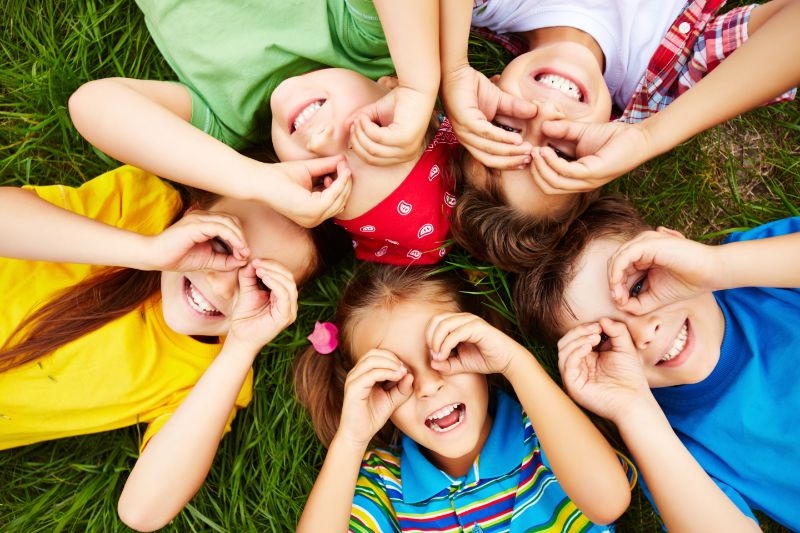 bambini-che-giocano-su-erba